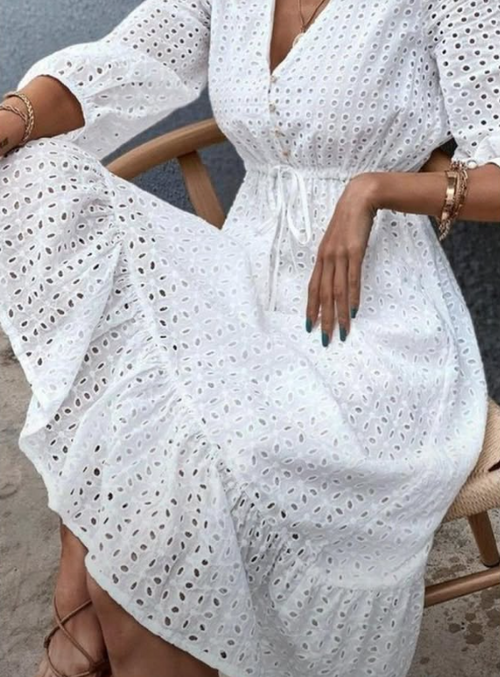 Robe brodée “Wingirl” – Élégance naturelle & féminité affirmée